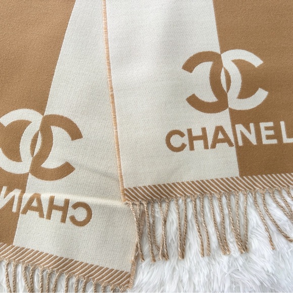 CHANEL 24A Two Toned CC Scarf in Beige / White - Picture 2 of 3